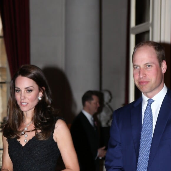 Le prince William et la duchesse Catherine de Cambridge arrivent à la réception organisée à la résidence de l'ambassadeur de Grande-Bretagne à Paris, Edward Llewellyn, le 17 mars 2017 lors de leur visite officielle.