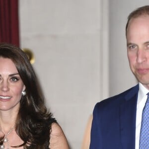 Le prince William et la duchesse Catherine de Cambridge arrivent à la réception organisée à la résidence de l'ambassadeur de Grande-Bretagne à Paris, Edward Llewellyn, le 17 mars 2017 lors de leur visite officielle.