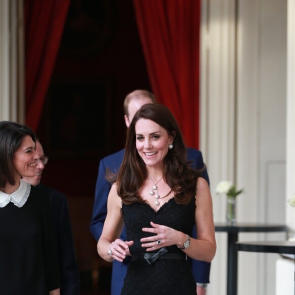 Le prince William et la duchesse Catherine de Cambridge arrivent à la réception organisée à la résidence de l'ambassadeur de Grande-Bretagne à Paris, Edward Llewellyn, le 17 mars 2017 lors de leur visite officielle.