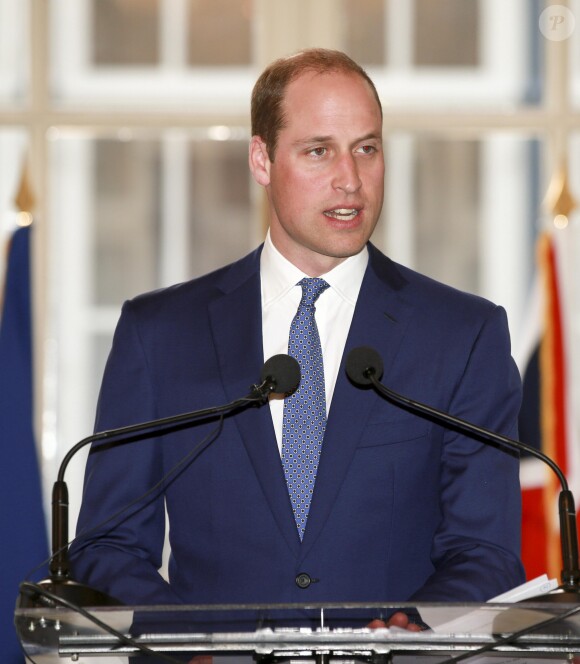 Le prince William, ici lors de son discours sur l'amitié franco-britannique, et la duchesse Catherine de Cambridge ont pris part à une réception organisée à la résidence de l'ambassadeur de Grande-Bretagne à Paris, Edward Llewellyn, le 17 mars 2017 lors de leur visite officielle.