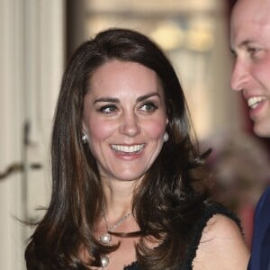 Le prince William et la duchesse Catherine de Cambridge arrivent à la réception organisée à la résidence de l'ambassadeur de Grande-Bretagne à Paris, Edward Llewellyn, le 17 mars 2017 lors de leur visite officielle.