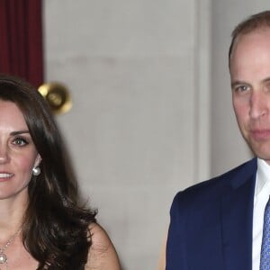 Le prince William et la duchesse Catherine de Cambridge arrivent à la réception organisée à la résidence de l'ambassadeur de Grande-Bretagne à Paris, Edward Llewellyn, le 17 mars 2017 lors de leur visite officielle.