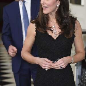 Le prince William et la duchesse Catherine de Cambridge arrivent à la réception organisée à la résidence de l'ambassadeur de Grande-Bretagne à Paris, Edward Llewellyn, le 17 mars 2017 lors de leur visite officielle.