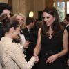 Le prince William et la duchesse Catherine de Cambridge, qui rencontre ici les invités, ont pris part à la réception organisée à la résidence de l'ambassadeur de Grande-Bretagne à Paris, Edward Llewellyn, le 17 mars 2017 lors de leur visite officielle.