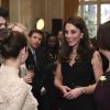 Le prince William et la duchesse Catherine de Cambridge, qui rencontre ici les invités, ont pris part à la réception organisée à la résidence de l'ambassadeur de Grande-Bretagne à Paris, Edward Llewellyn, le 17 mars 2017 lors de leur visite officielle.