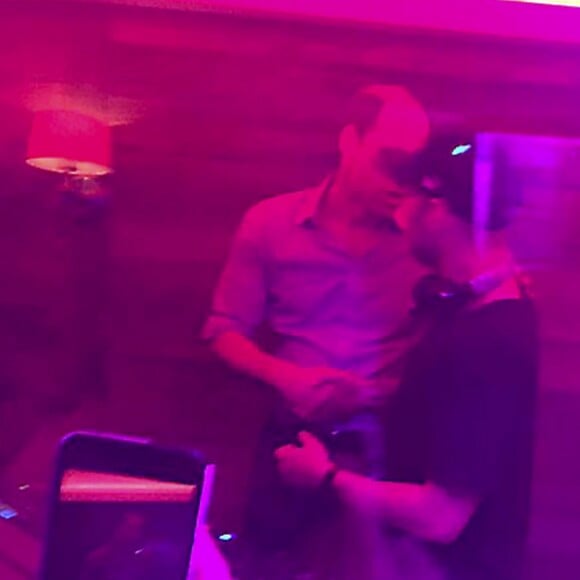 Le prince William dans la cabine du DJ au club Farinet à Verbier le 12 mars 2017, qui a notamment joué le tube Happy.