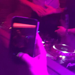 Le prince William dans la cabine du DJ au club Farinet à Verbier le 12 mars 2017, qui a notamment joué le tube Happy.