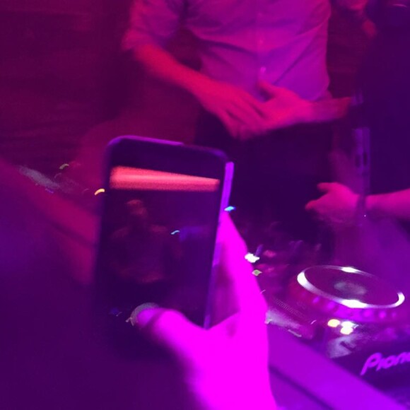 Le prince William dans la cabine du DJ au club Farinet à Verbier le 12 mars 2017, qui a notamment joué le tube Happy.