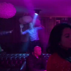 Le prince William en transe sur le dancefloor du club Farinet à Verbier le 12 mars 2017, notamment au son du tube Happy.