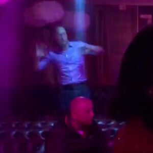 Le prince William en transe sur le dancefloor du club Farinet à Verbier le 12 mars 2017, notamment au son du tube Happy.