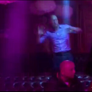 Le prince William en transe sur le dancefloor du club Farinet à Verbier le 12 mars 2017, notamment au son du tube Happy.