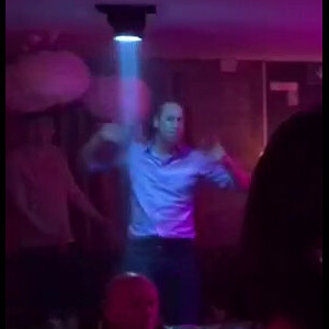Le prince William en transe sur le dancefloor du club Farinet à Verbier le 12 mars 2017, notamment au son du tube Happy.