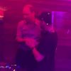 Le prince William dans la cabine du DJ au club Farinet à Verbier le 12 mars 2017, qui a notamment joué le tube Happy.