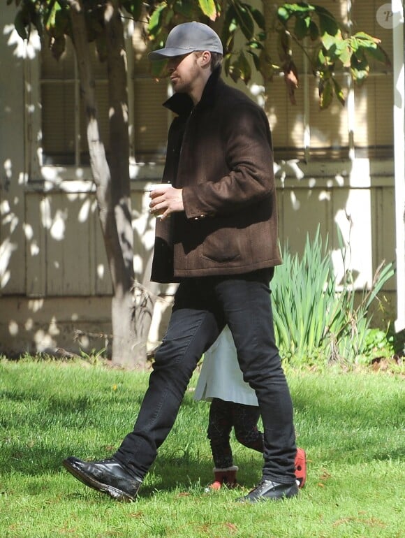 Exclusif - Ryan Gosling se promenant avec sa fille Esmeralda à Los Angeles, le 22 février 2017.