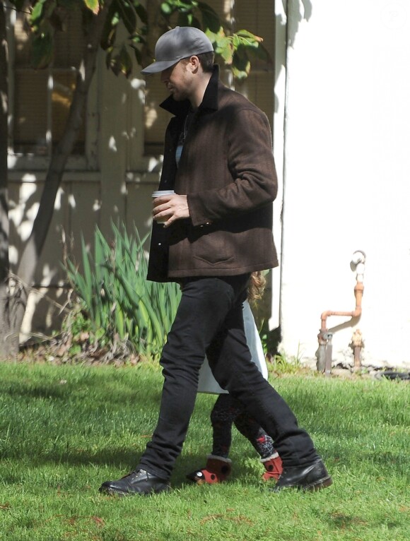Exclusif - Ryan Gosling se promenant avec sa fille Esmeralda à Los Angeles, le 22 février 2017.