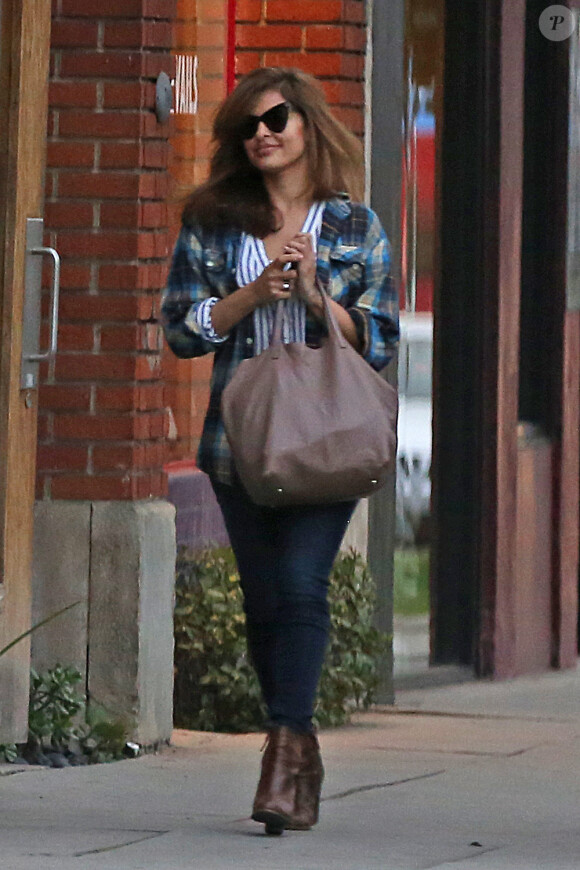 Exclusif - Eva Mendes se promène dans les rues de Beverly Hills le 2 février 2017.