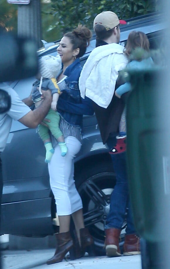 Exclusif - Ryan Gosling, sa compagne Eva Mendes et leurs enfants Esmeralda et Amada se retrouvent en famille à Los Angeles, le 18 janvier 2017