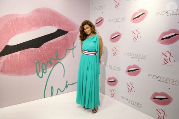 Eva Mendes lors de l'ouverture de la boutique New York & Company à Miami le 16 mars 2017