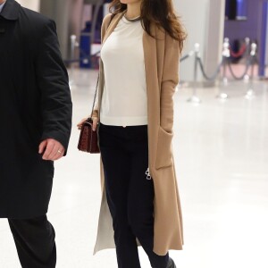 Exclusif - Amal Clooney, enceinte, arrive à l'aéroport JFK de New York City, New York, Etats-Unis, le 11 mars 2017.