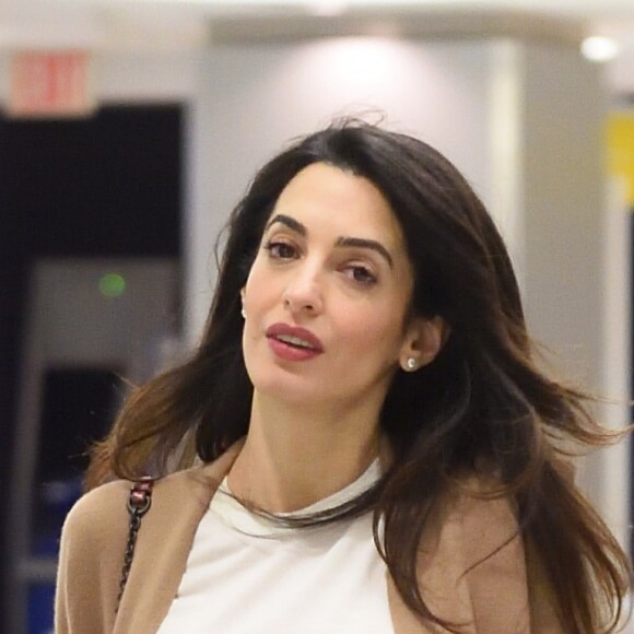 Exclusif - Amal Clooney, enceinte, arrive à l'aéroport JFK de New York City, New York, Etats-Unis, le 11 mars 2017.