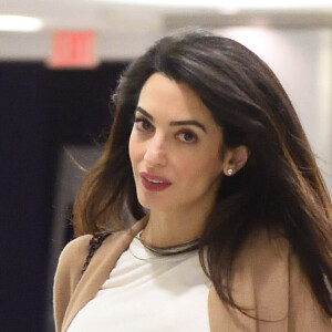 Exclusif - Amal Clooney, enceinte, arrive à l'aéroport JFK de New York City, New York, Etats-Unis, le 11 mars 2017.