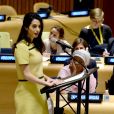 Amal Alamuddin Clonney, enceinte, demande au gouvernement Irakien et aux pays de l'ONU de sévir contre Daesh lors d'un discours à l'ONU à New York le 9 mars 2017.
