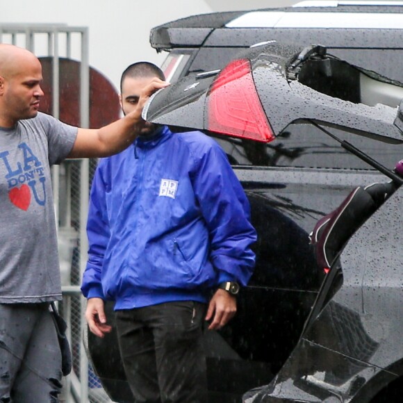 Exclusif - Prix Spécial - Mel B s'est fait fracturer la vitre de son Audi Q5 et volé des effets personnels devant chez elle à Los Angeles, Californie, le 26 novembre 2016.