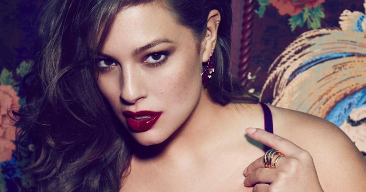 Le mannequin grande taille Ashley Graham pose pour la collection de