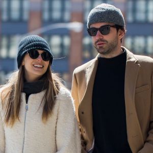 Elizabeth Olsen avec son nouveau compagnon Robbie Arnett du groupe Milo Greene dans les rues de New York City, New York, Etats-Unis, le 20 mars 2017.