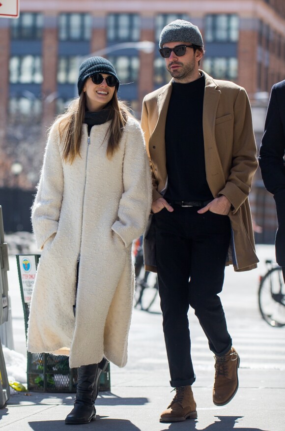 Elizabeth Olsen avec son nouveau compagnon Robbie Arnett du groupe Milo Greene dans les rues de New York City, New York, Etats-Unis, le 20 mars 2017.