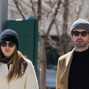 Elizabeth Olsen avec son nouveau compagnon Robbie Arnett du groupe Milo Greene dans les rues de New York City, New York, Etats-Unis, le 20 mars 2017.