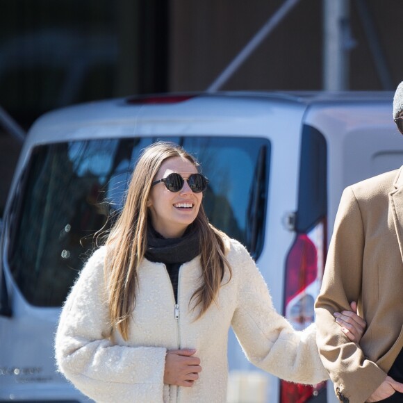 Elizabeth Olsen avec son nouveau compagnon Robbie Arnett du groupe Milo Greene dans les rues de New York City, New York, Etats-Unis, le 20 mars 2017.