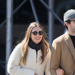 Elizabeth Olsen avec son nouveau compagnon Robbie Arnett du groupe Milo Greene dans les rues de New York City, New York, Etats-Unis, le 20 mars 2017.