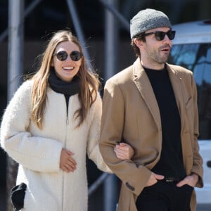 Elizabeth Olsen avec son nouveau compagnon Robbie Arnett du groupe Milo Greene dans les rues de New York City, New York, Etats-Unis, le 20 mars 2017.