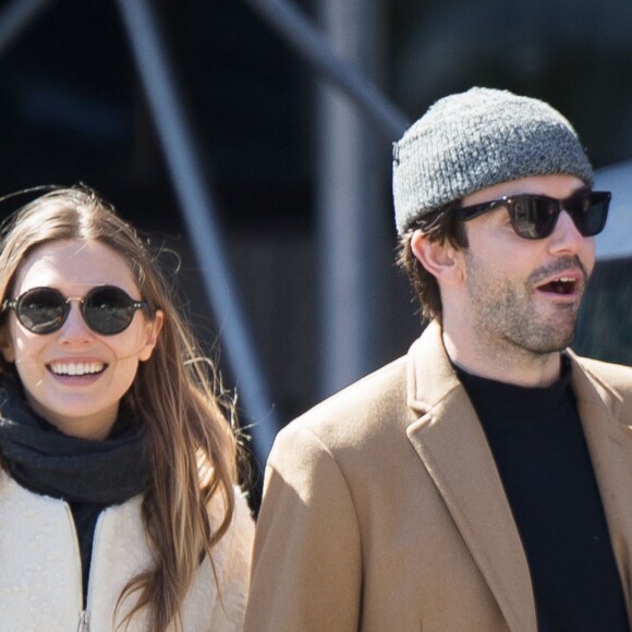 Elizabeth Olsen avec son nouveau compagnon Robbie Arnett du groupe Milo Greene dans les rues de New York City, New York, Etats-Unis, le 20 mars 2017.