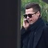 Exclusif - Brad Pitt en pleine conversation téléphonique dans les rues de Santa Monica. Le 25 janvier 2017