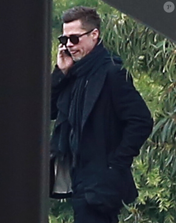 Exclusif - Brad Pitt en pleine conversation téléphonique dans les rues de Santa Monica. Le 25 janvier 2017