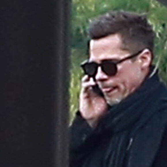Exclusif - Brad Pitt en pleine conversation téléphonique dans les rues de Santa Monica. Le 25 janvier 2017