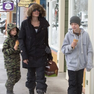 Angelina Jolie emmène ses enfants Shiloh et Knox manger une glace lors de leurs vacances au ski à Crested Butte dans le Colorado, le 2 janvier 2017.