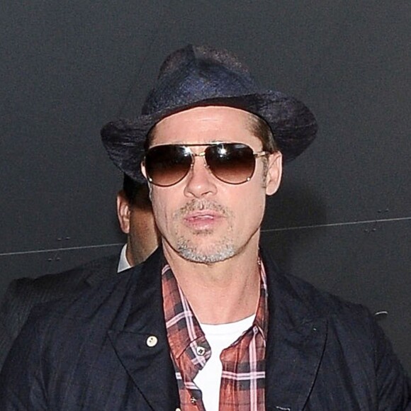 Brad Pitt arrive à l'aéroport LAX de Los Angeles pour prendre un avion. Malgré les rumeurs de divorce qui courent, l'acteur continue de porter son alliance. Le 15 juin 2016