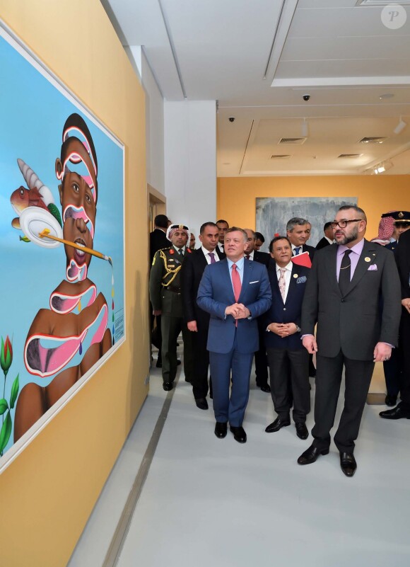 Le roi Mohammed VI du Maroc et le roi Abdullah II de Jordanie, en visite officielle, visitaient le 23 mars 2017 une exposition au Musée d'art moderne et contemporain de Rabat.