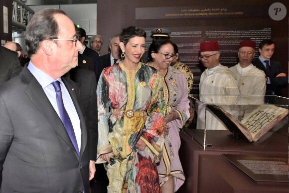 La princesse Lalla Meryem du Maroc, soeur du roi Mohammed VI, et le président François Hollande au vernissage de l'exposition "Splendeurs de l'écriture au Maroc, Manuscrits rares et inédits" à l'Institut du monde arabe à Paris le 22 mars 2017, en parallèle de la 37e édition du salon du livre, dont le Maroc est l'invité d'honneur.