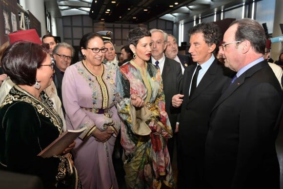 La princesse Lalla Meryem du Maroc, soeur du roi Mohammed VI, et le président François Hollande au vernissage de l'exposition "Splendeurs de l'écriture au Maroc, Manuscrits rares et inédits" à l'Institut du monde arabe à Paris le 22 mars 2017, en parallèle de la 37e édition du salon du livre, dont le Maroc est l'invité d'honneur.