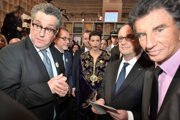 La princesse Lalla Meryem du Maroc, soeur du roi Mohammed VI, avec le président François Hollande et Jack Lang à l'inauguration du salon du livre "Livre Paris" à la Porte de Versailles le 23 mars 2017. Le Maroc est le pays invité d'honneur de cette 37e édition de la manifestation littéraire.