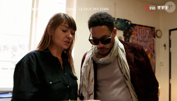JoeyStarr dévoile son tatouage hommage à ses enfants dans "50 mn inside" sur TF1. Le 25 mars 2017.