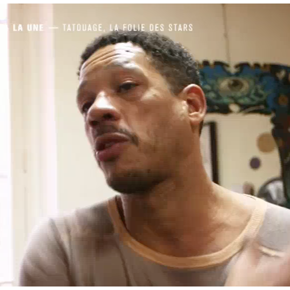 JoeyStarr dévoile son tatouage hommage à ses enfants dans "50 mn inside" sur TF1. Le 25 mars 2017.