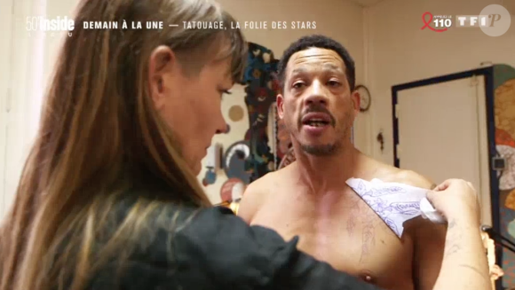 JoeyStarr dévoile son tatouage hommage à ses enfants dans "50 mn inside" sur TF1. Le 25 mars 2017.