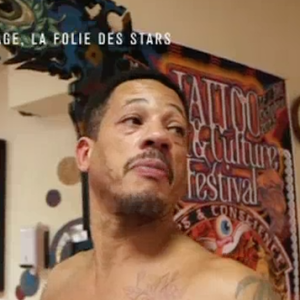 JoeyStarr dévoile son tatouage hommage à ses enfants dans "50 mn inside" sur TF1. Le 25 mars 2017.