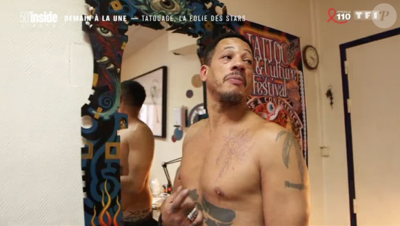 JoeyStarr dévoile son tatouage hommage à ses enfants dans "50 mn inside" sur TF1. Le 25 mars 2017.