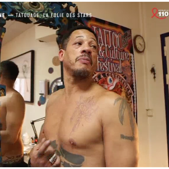 JoeyStarr dévoile son tatouage hommage à ses enfants dans "50 mn inside" sur TF1. Le 25 mars 2017.